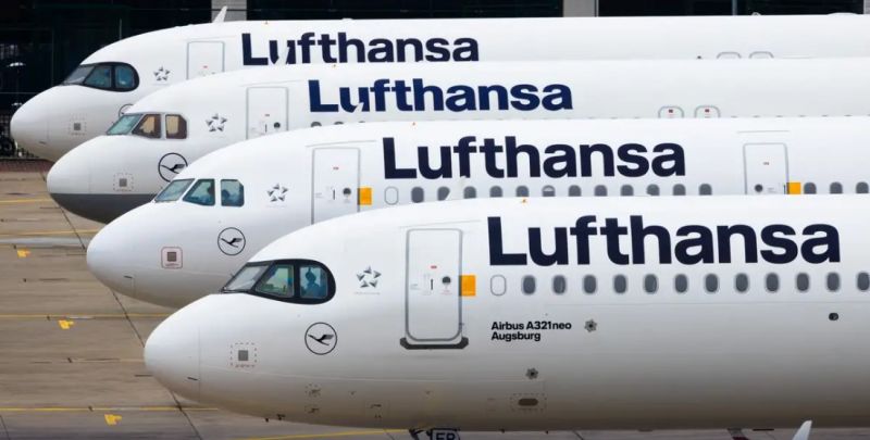 Photo #1 - Germany - Otta Nottathil - climate_activists_demonstrate_frankfurt_airport